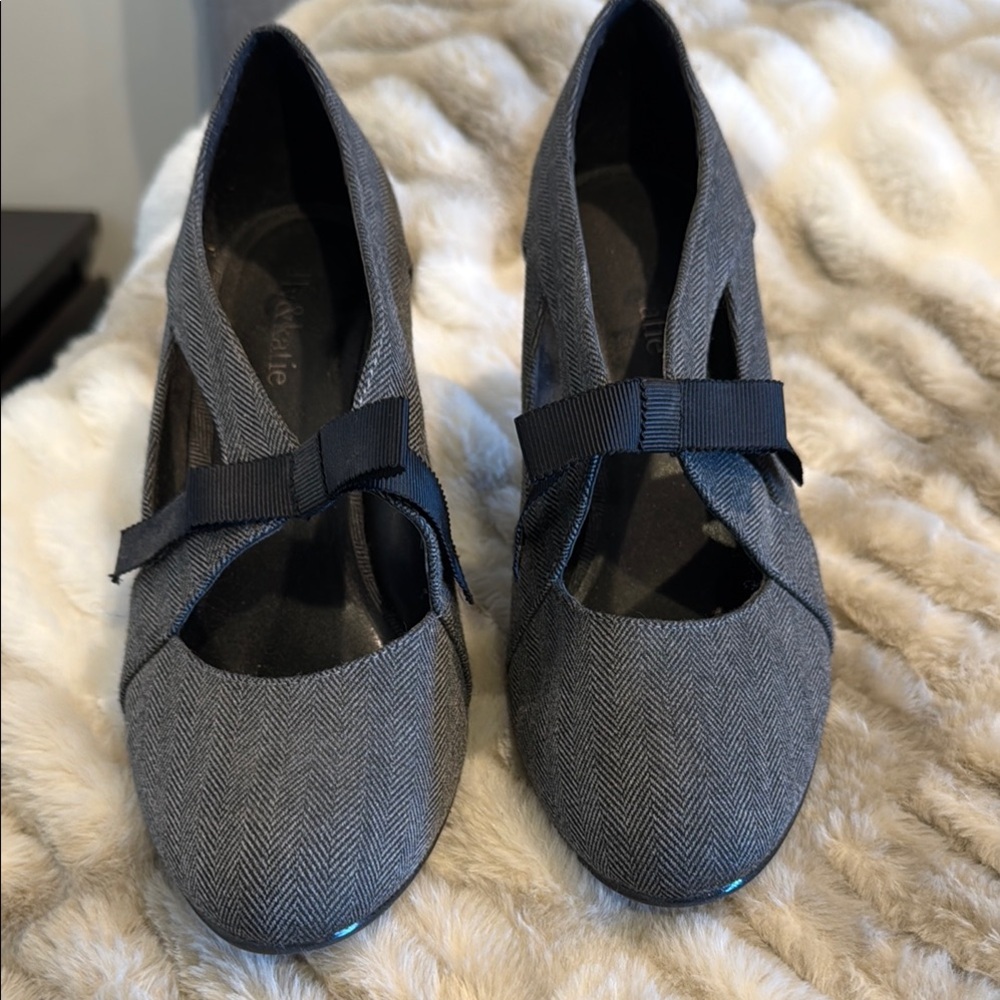 Kelly & Katie Women's Gray Heels with bows on the front
